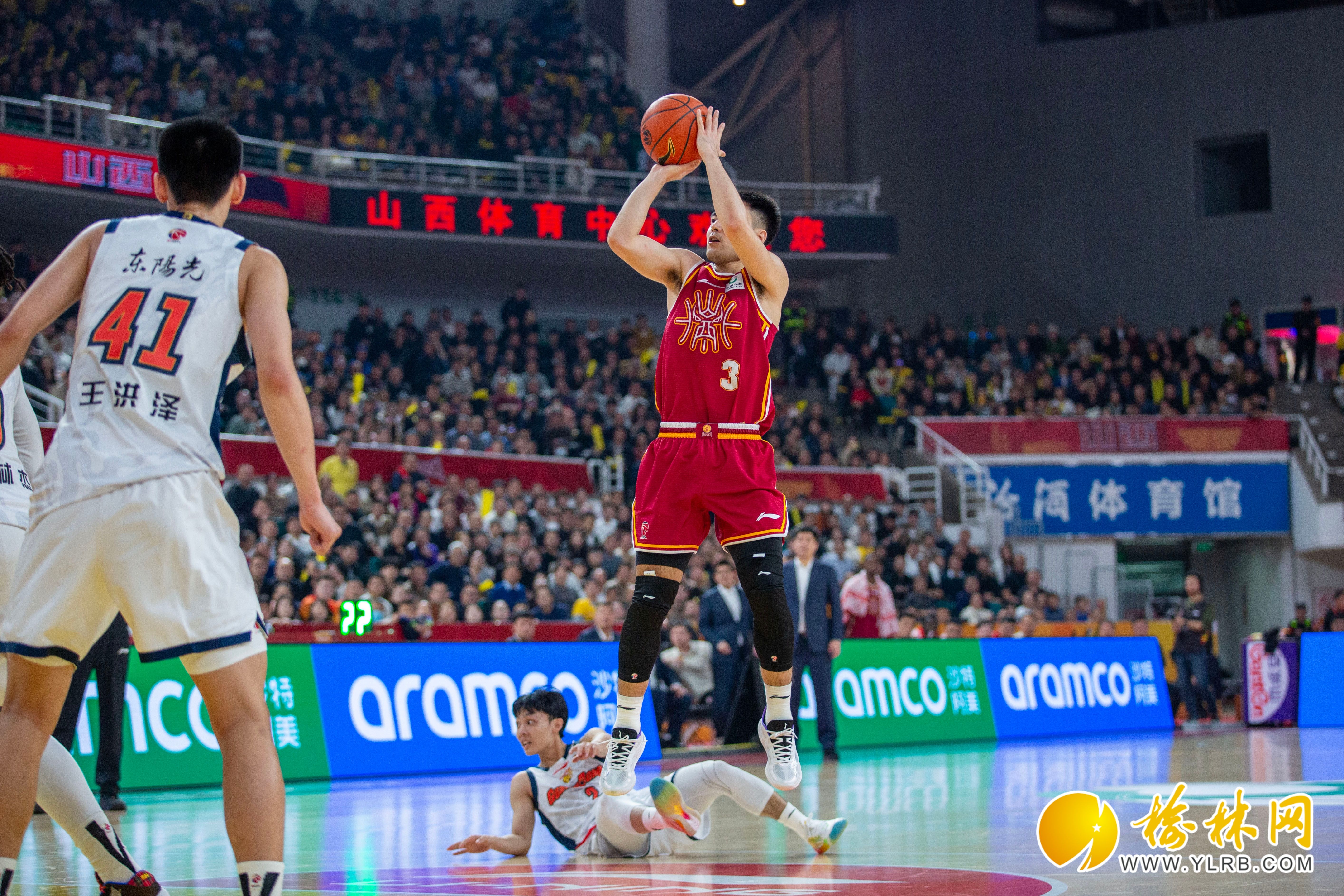 广州队围绕CBA常规赛绝杀压哨里程碑夜莱比锡强势反弹，现场解说直呼：莱万多夫斯基爆冷击败美国队